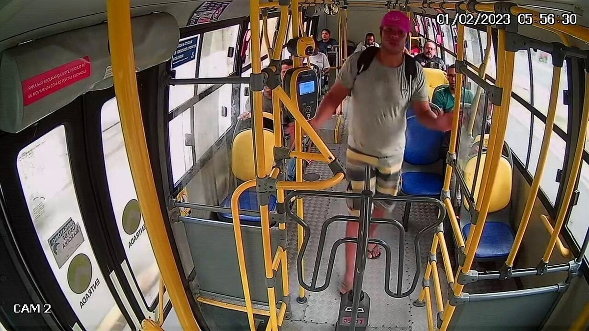 Câmeras flagram homem assaltando passageiros de ônibus no Grande Recife; veja vídeo
