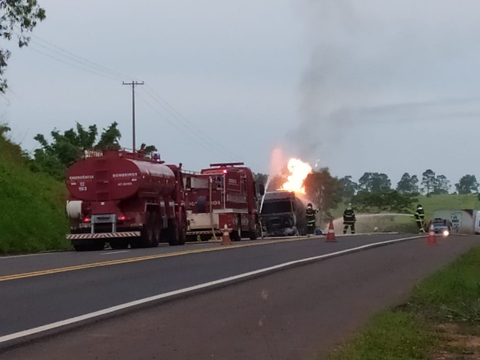 Bombeiros combatendo incêndio em caminhão-tanque entre Birigui e Bilac — Foto: Arquivo pessoal 