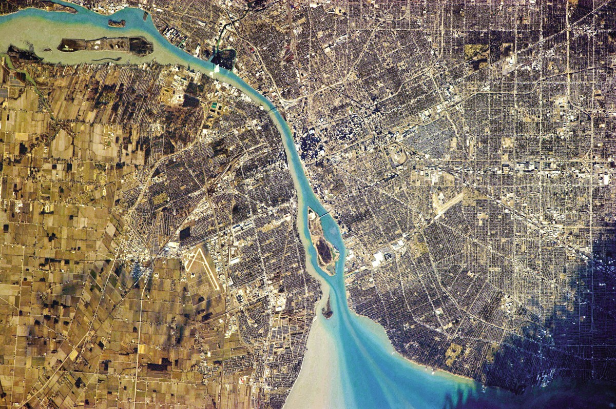 Detroit, Michigan (na direita) e Windsor, Ontario (na esquerda) divididas por um rio (Foto: Reprodução/NASA/Chris Hadfield)