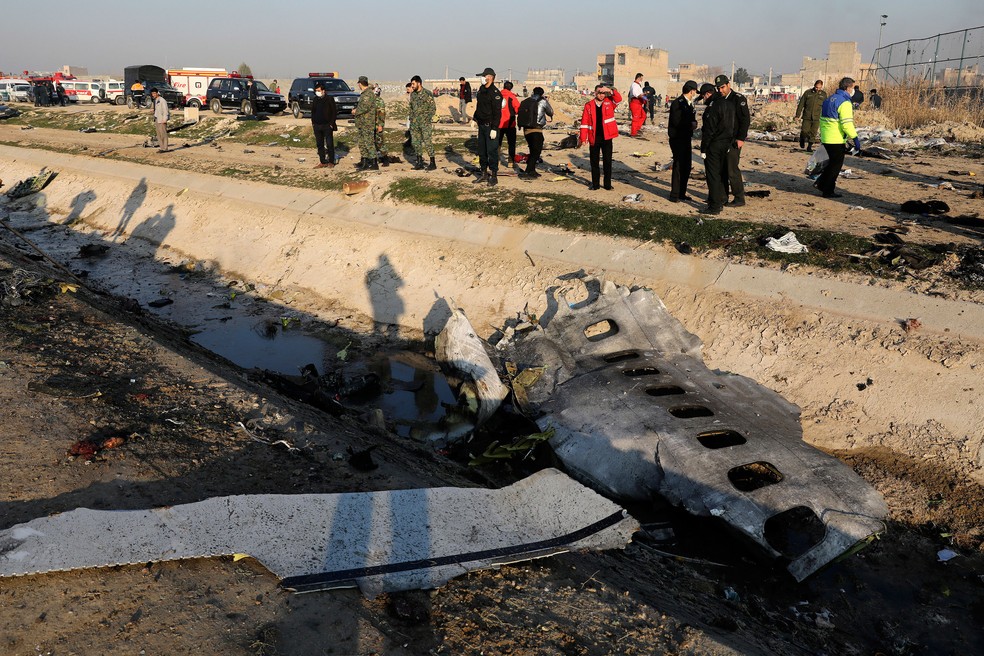 Destroços de avião ucraniano são vistos em Shahedshahr, sudoeste da capital Teerã, no Irã  — Foto: Ebrahim Noroozi/AP 