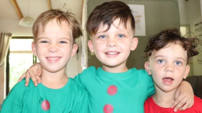 Micah, ao centro, continua levando uma vida normal, mas seu irmão gêmeo, Eli (à esq.) e o mais novo, Ezrah (à dir.), não (Foto: Reprodução/ Kidspot)