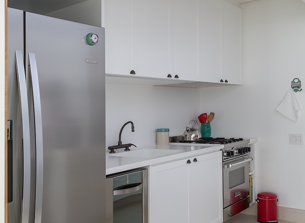 COZINHA | Para ser ampliada, a cozinha do apartamento foi anexada ao depósito. Projeto das arquitetas Alessandra Riera e Ana Paula Veirano, do escritótio RAP Arquitetura e Interiores (Foto: Evelyn Muller)