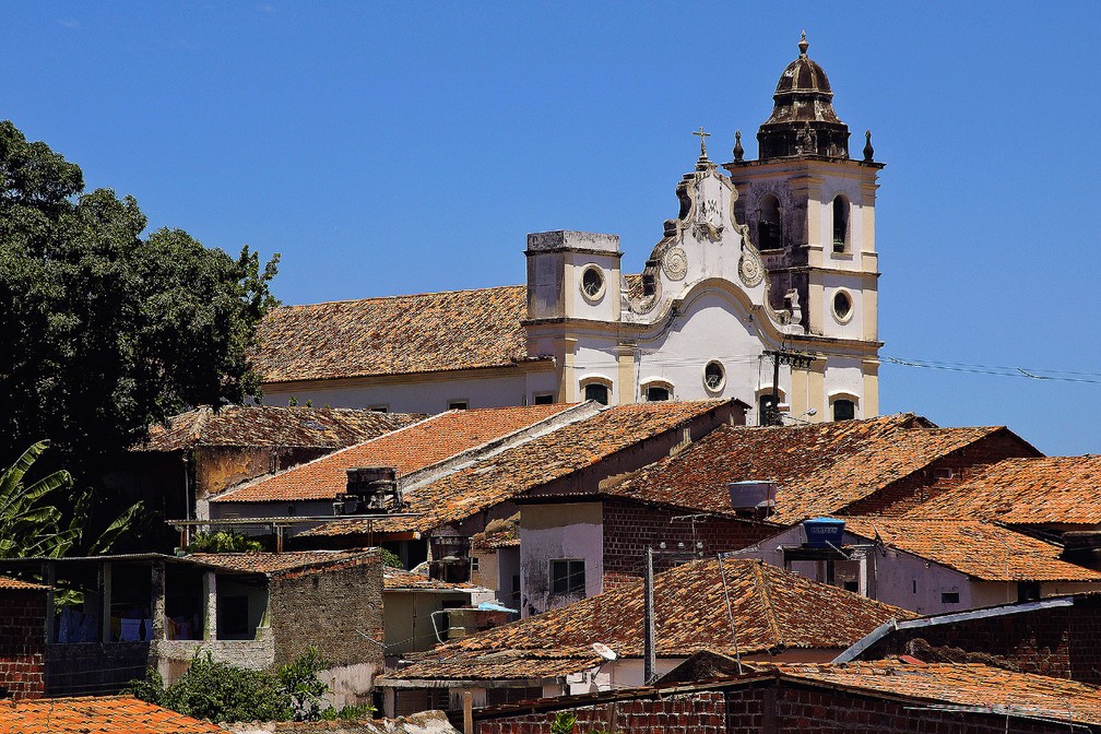 Em maio ao casario recente, cúpula de igreja secular destaca na paisagem   — Foto: Max Levay/ Divulgação