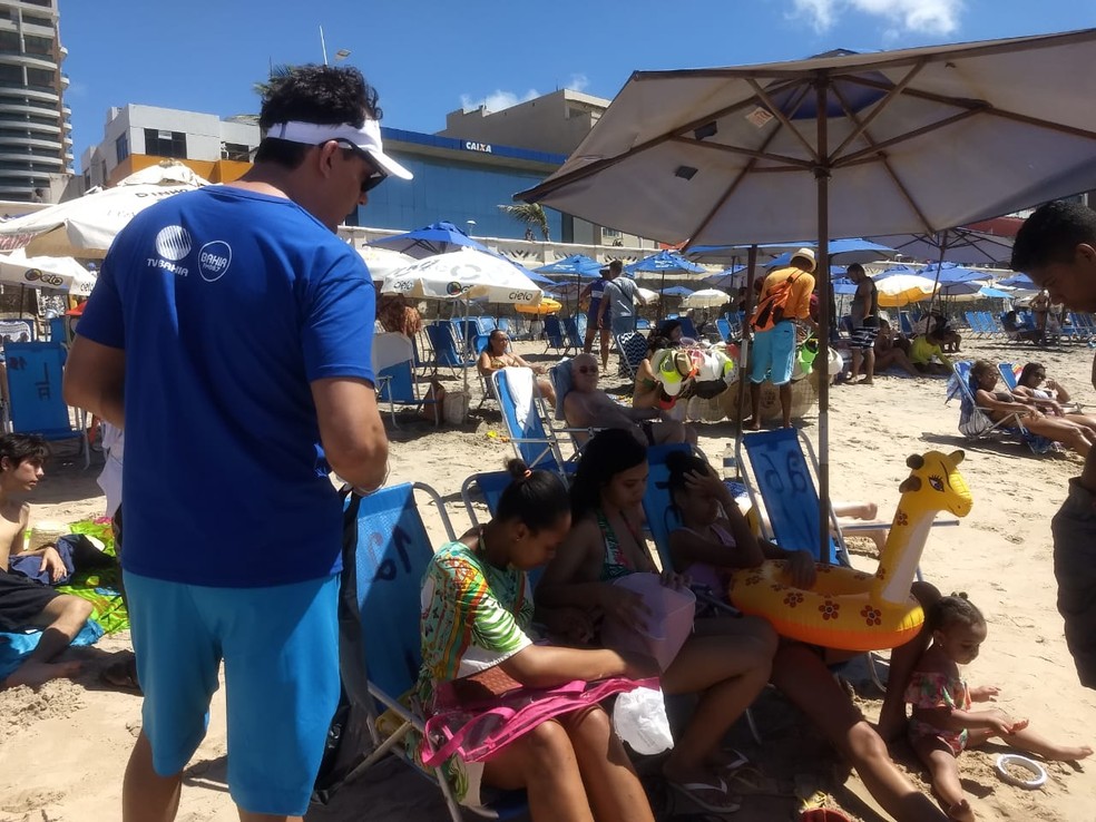 Grupo promoveu limpeza e aÃ§Ã£o de conscientizaÃ§Ã£o nas praia do Farol e Porto da Barra, em Salvador â Foto: DivulgaÃ§Ã£o
