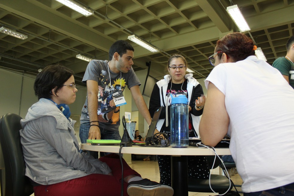 A administradora de empresas Fabiana reuniu uma equipe para também participar do Hackacity (Foto: Pedro Bentes/ G1)