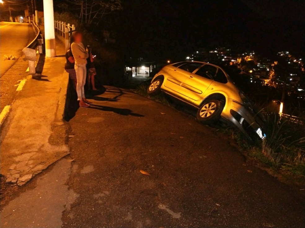 Motorista perde controle e veículo tomba na subida do Morro do Marapé, em Santos. — Foto: G1 Santos