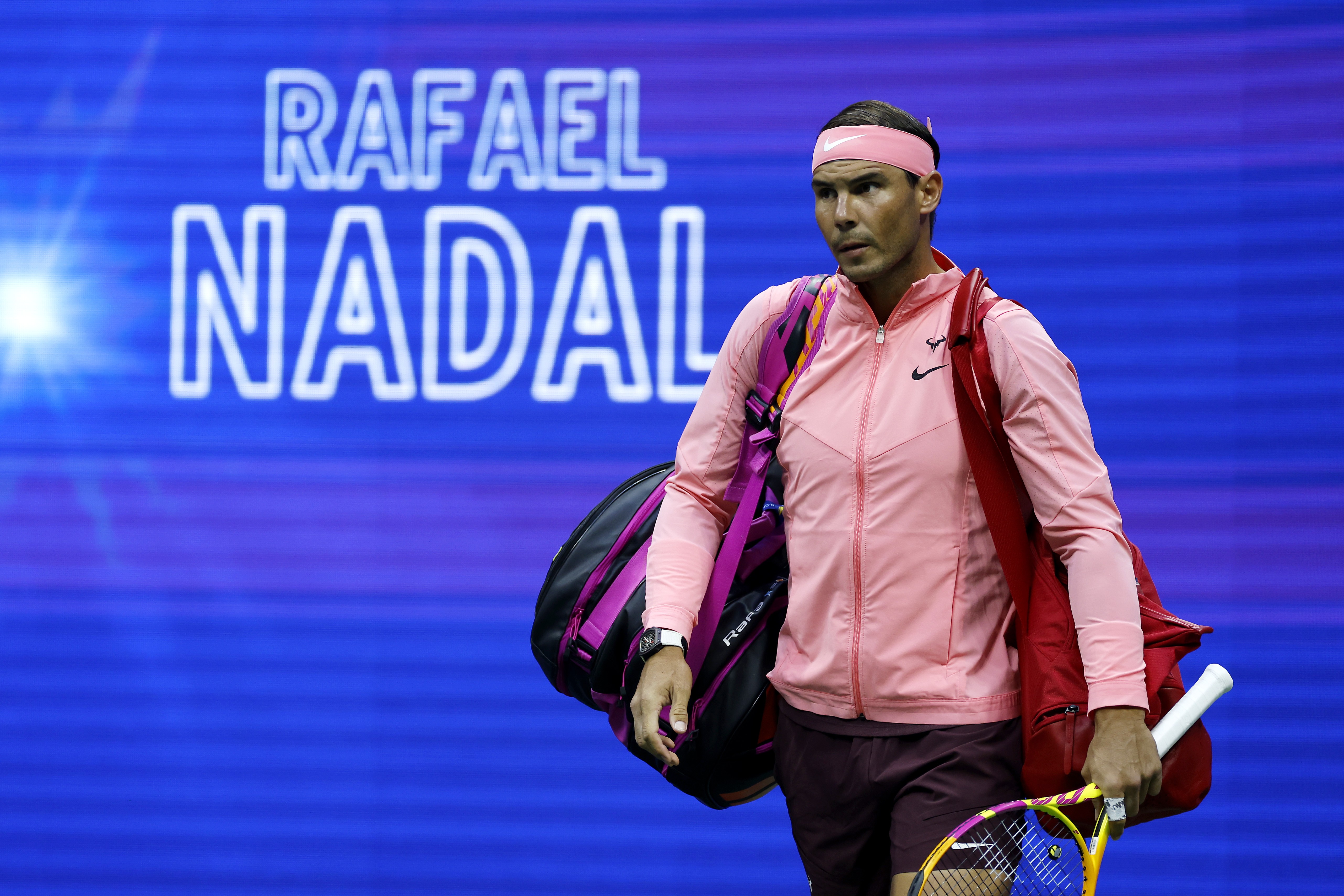 Rafael Nadal usa faixa rosa e cor vinho no US Open 2022 (Foto: Sarah Stier/Getty Images)