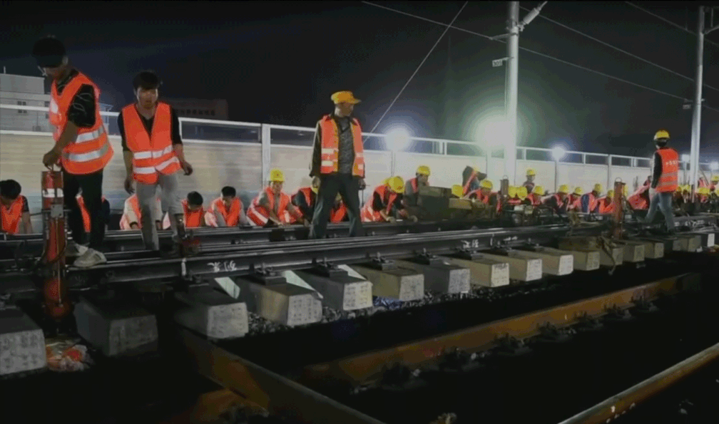 Operários constroem nova linha de trem em pouco mais de 8 horas na China (Foto: Reprodução/TV Globo)