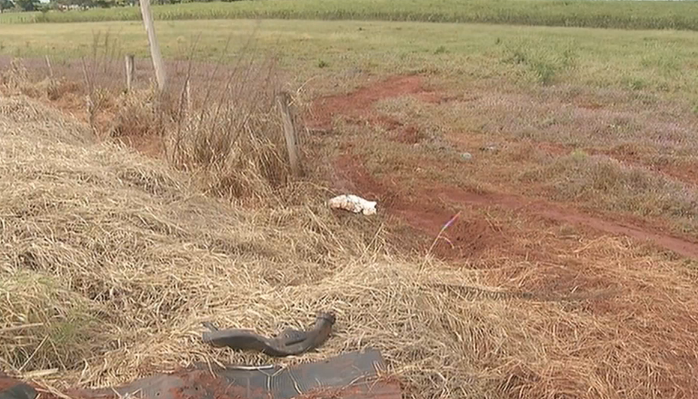Carro capotou várias vezes (Foto: Reprodução/TV TEM)