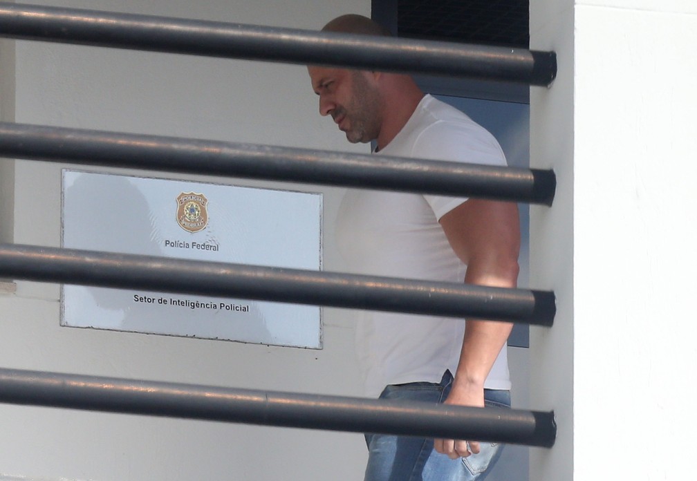 O ex-deputado federal, Daniel Silveira (PTB-RJ), na chegada à sede da Polícia Federal, no Centro do Rio — Foto: PEDRO KIRILOS/ESTADÃO CONTEÚDO