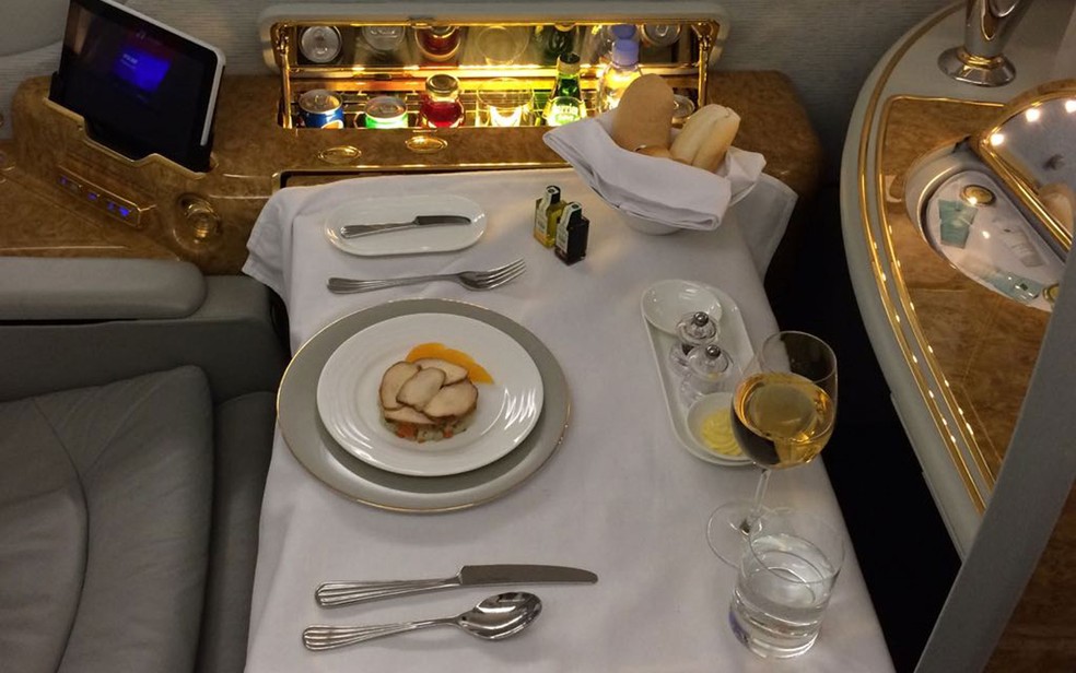Jantar da primeira classe do A380 é preparado na hora por chefs (Foto: Vivian Reis/G1)