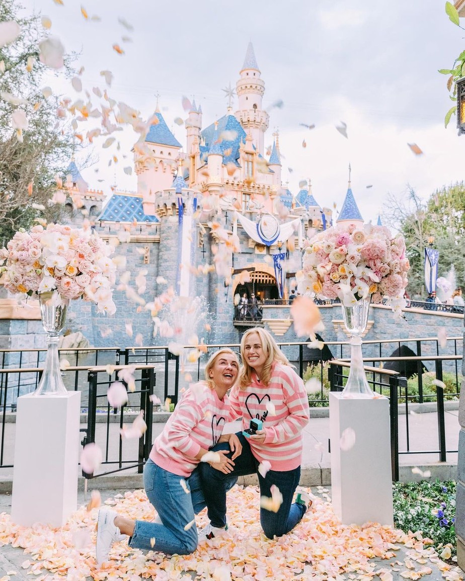 Rebel Willson e a mulher ficam noivas na Disney: 'Eu disse sim'