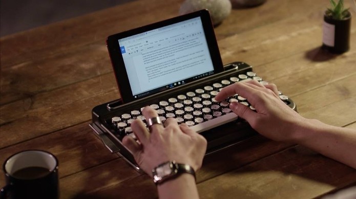 Penna lembra máquina de escrever e tem bateria de até 6 meses (Foto: Divulgação/Elretron)