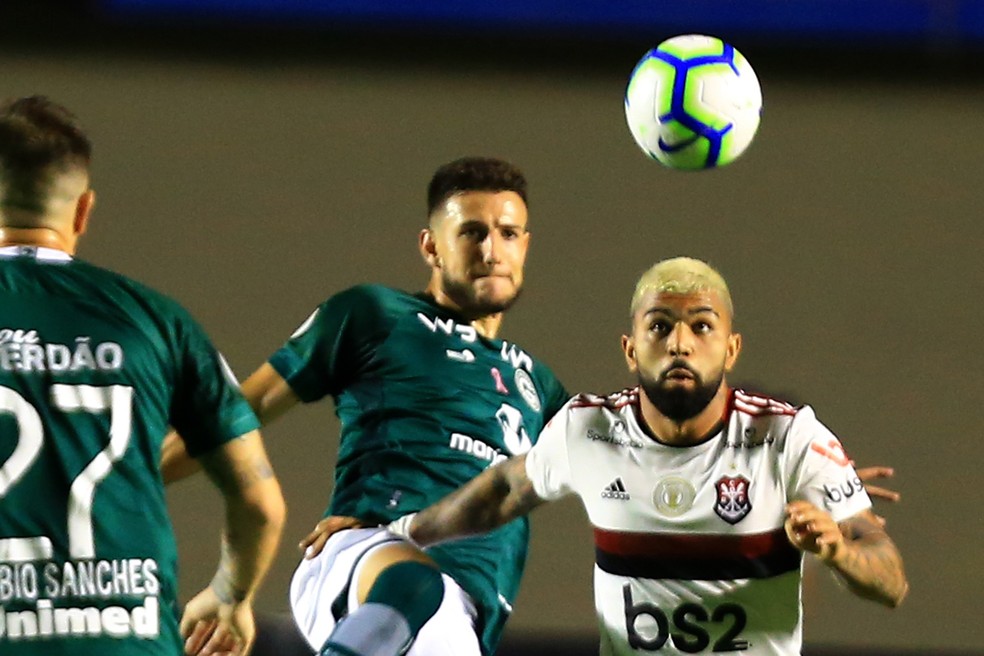 Gabigol espera a bola diante da marcação do Goiás. Atacante fez um gol e protagonizou discussão com Arão — Foto: Carlos Costa/Futura Press