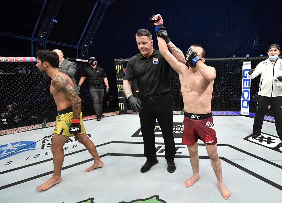 Askar Askarov venceu Alexandre Pantoja por pontos — Foto: Getty Images