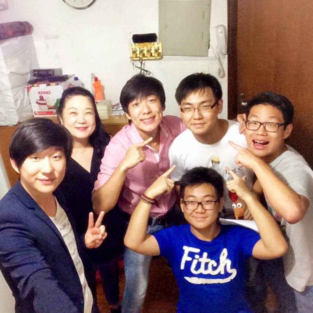 Pyong Lee com a mãe, Suely, e os quatro irmãos (Foto: Reprodução/Facebook)