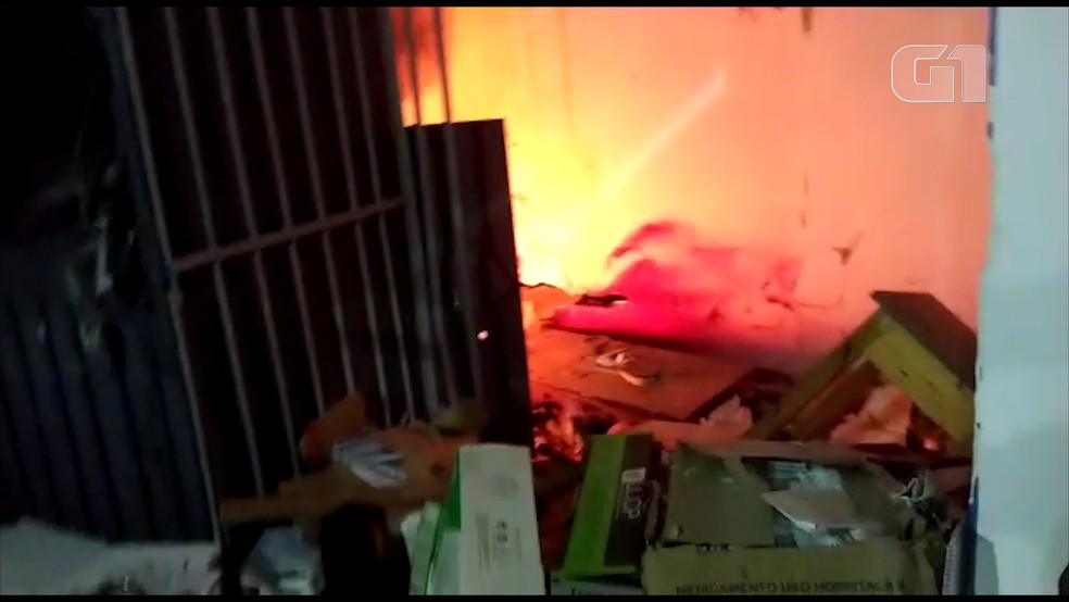 Uma parte da agência ficou em chamas após a explosão — Foto: Redes Sociais