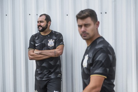 Estrelas da Libertadores de 2012, Danilo (esq.) e Alex (dir.) posam com nova camisa II do Corinthians