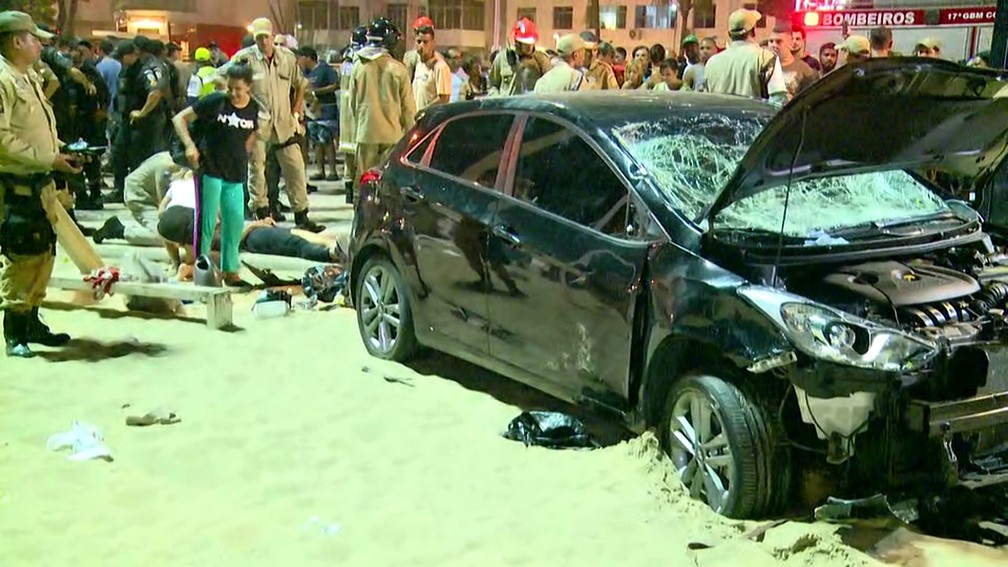 Imagem de como ficou o carro após o acidente que matou um bebê de 8 meses e deixou ao menos 16 pessoas feridas (Foto: Reprodução/GloboNews)