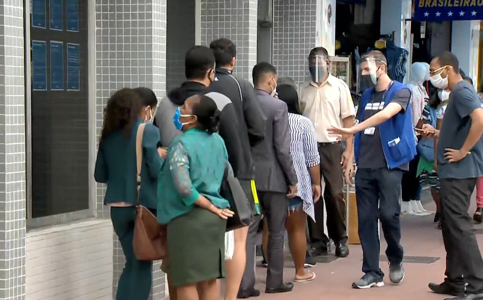 Agência da Caixa é reaberta após assalto em Vila Velha, ES  — Foto: Reprodução/ TV Gazeta 