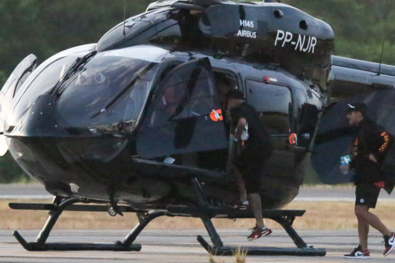 Neymar posa em mansão ao lado de helicóptero de R$ 50 milhões