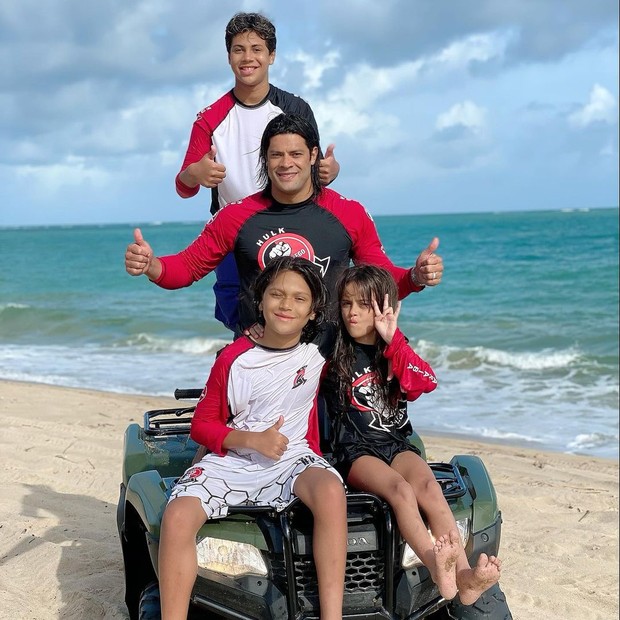 Hulk Paraíba passa férias na praia com a família (Foto: Reprodução/Instagram)