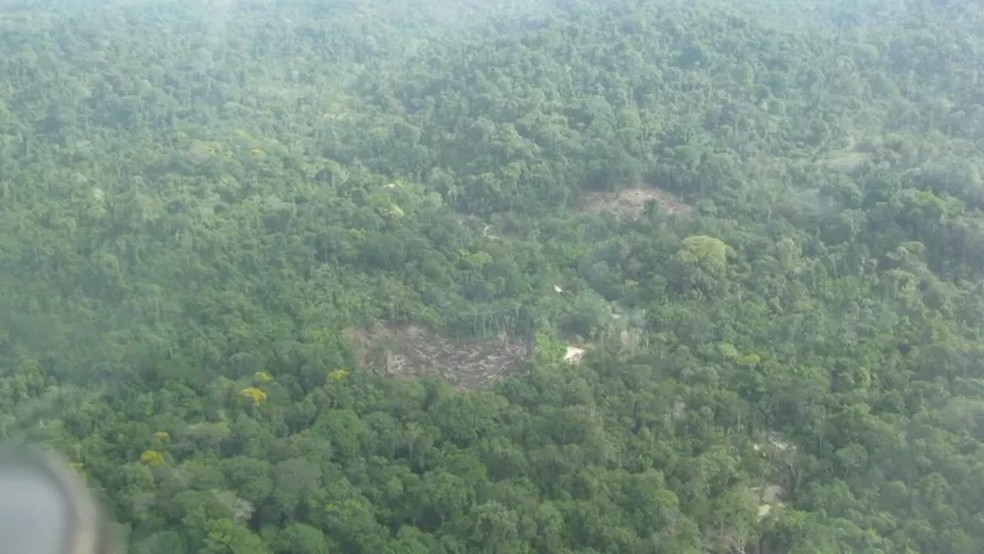 Imagem de desmatamento e do rejeito da lavagem do garimpo (que emprega mercúrio) em meio à floresta — Foto: JAKELINE PEREIRA via BBC News
