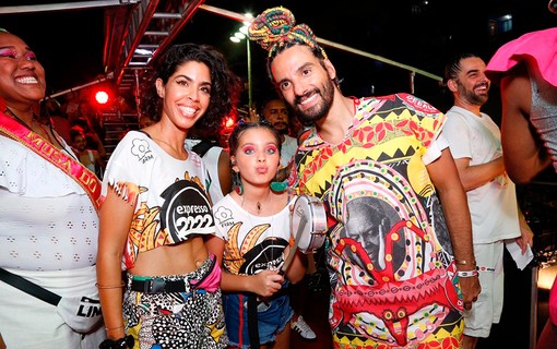 Bela Gil, marido e filha curtindo o carnaval de Salvador