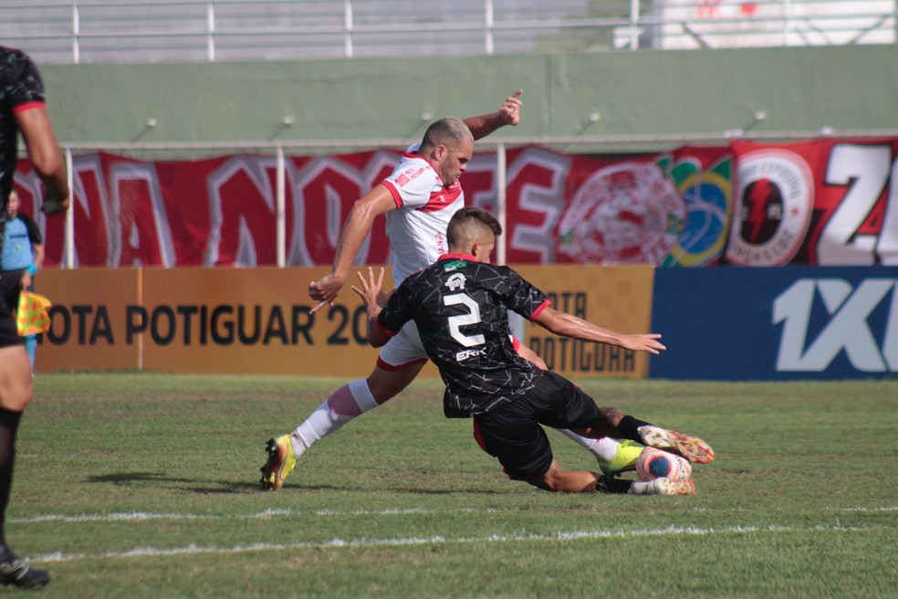Decisivo no clássico, Wallace Pernambucano teve atuação apagada nesta quarta-feira — Foto: Canindé Pereira/América FC