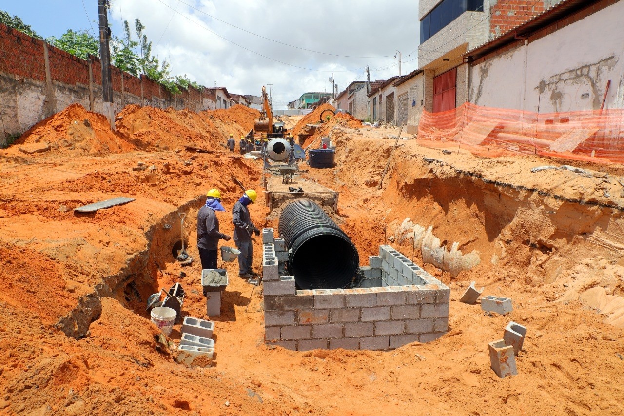 Obras na Rua Mirassol começam fase de aterramento de cratera nesta segunda (26), diz Prefeitura de Natal 