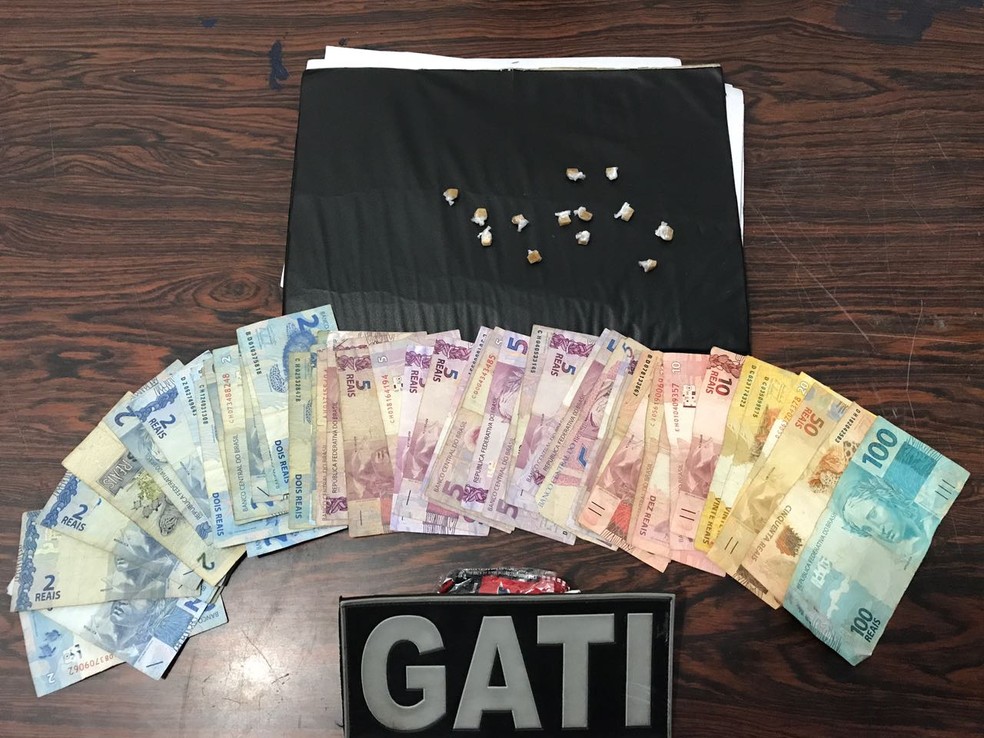 A mulher estava com 14 pedras de Crack (Foto: Polícia Militar)