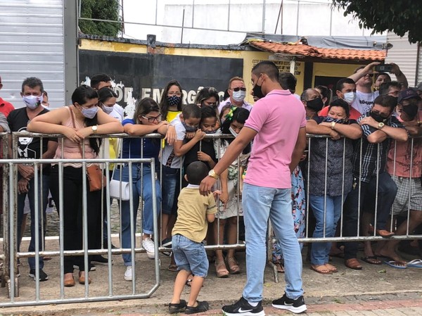 Público que apoia Bolsonaro se aglomera em evento em Tianguá, no interior do Ceará — Foto: Mateus Ferreira/TV Verdes Mares