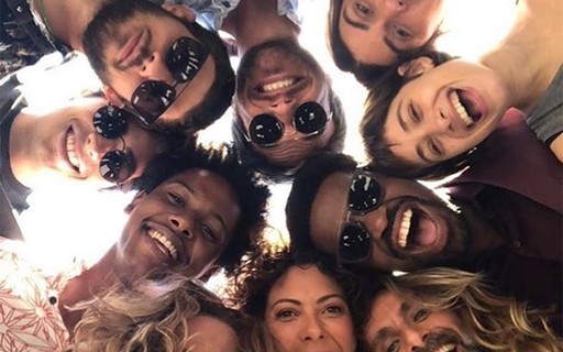 Elenco de 'Segundo Sol' se reúne em selfie para celebrar fim da novela