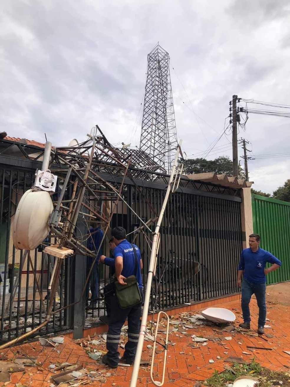 Torre de telefonia caiu sobre uma casa em Palmital — Foto: Arquivo pessoal 