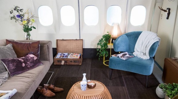As cadeiras do avião deram espaço para sofás confortáveis  (Foto: Airbnb)