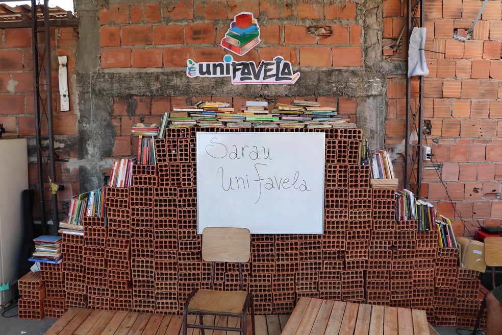 Grupo de professores aposta em saraus com oficinas artísticas para além do conteúdo do vestibular — Foto: Divulgação/UniFavela