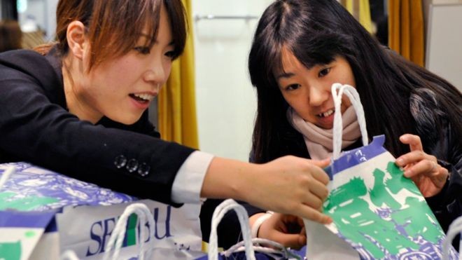 Virou febre no Japão a venda de uma bolsa de pano no Ano Novo e primeiras semanas de janeiro. Para alguns japoneses, é impossível começar o ano sem seguir essa tendência (Foto: AFP via BBC News Brasil)