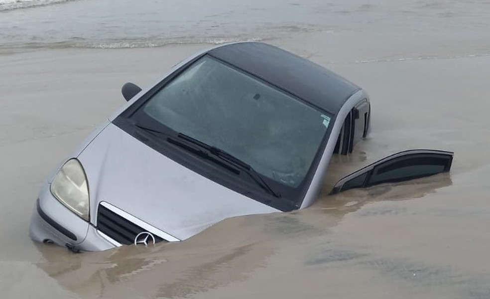Moradores flagraram o veículo atolado na beira da praia em Capão da Canoa, no final de 2021 — Foto: Jader Ribeiro