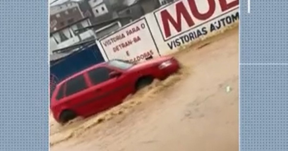 Outra cidade que registrou fortes chuvas foi Jaguaquara, no sudoeste do estado. — Foto: Reprodução/TV Bahia