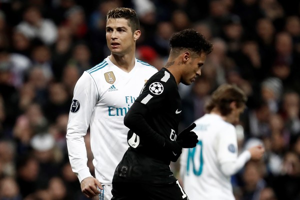 Cristiano Ronaldo e Neymar em partida entre Real Madri e PSG pela Champions League de 2018 (Foto: Getty Images)