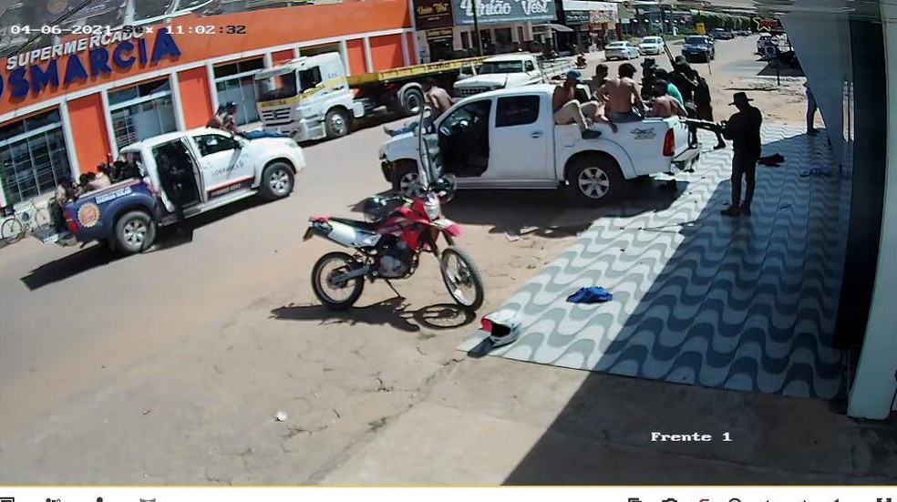 Imagens mostram moradores feitos de reféns de assaltantes e em cima de caminhonetes em Nova Bandeirantes — Foto: Divulgação