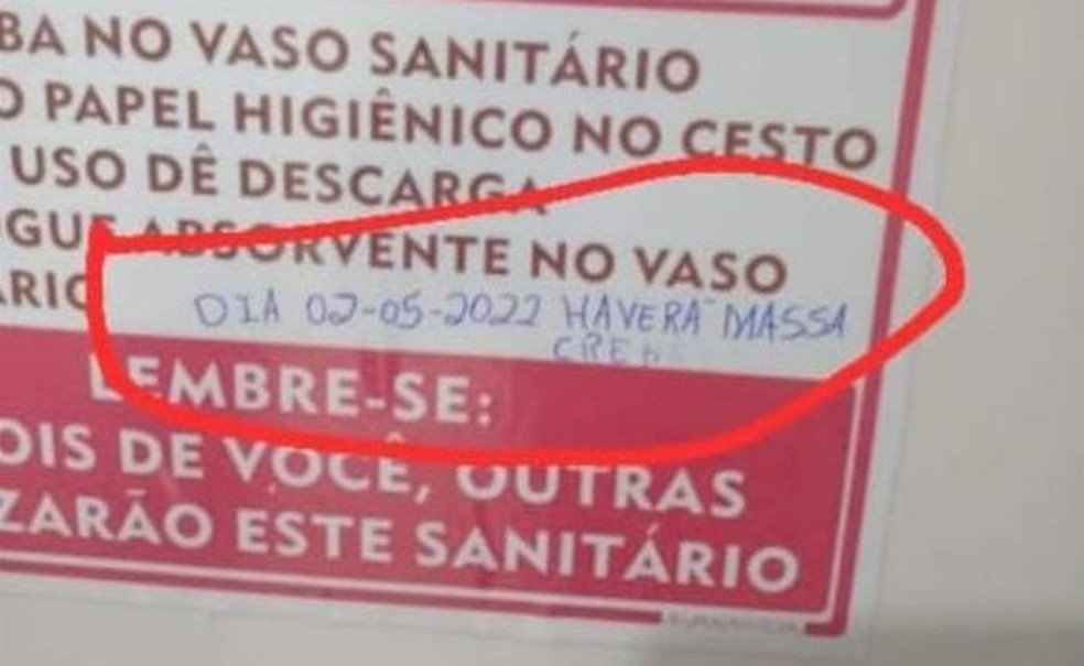 Ameaça de massacre foi escrita em aviso do banheiro feminino da escola estadual em Traipu, Alagoas — Foto: Polícia Militar