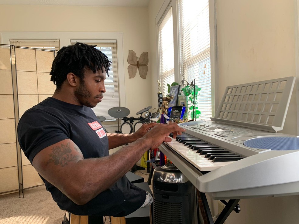 Zion Clark toca teclado em sua casa, em Ohio, nos EUA — Foto: Camilo Pinheiro Machado