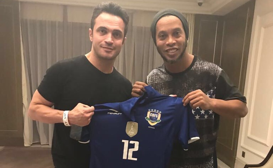 Falcão e Ronaldinho costuram acordo para jogarem juntos na seleção de futsal 