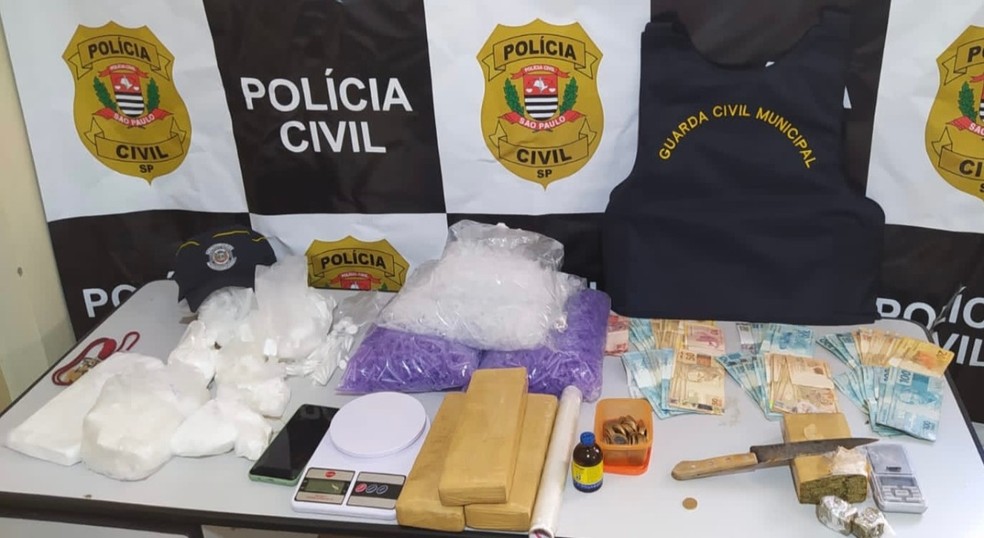 As equipes foram realizar um mandado de busca por dois imóveis.  — Foto: Polícia Civil/Divulgação