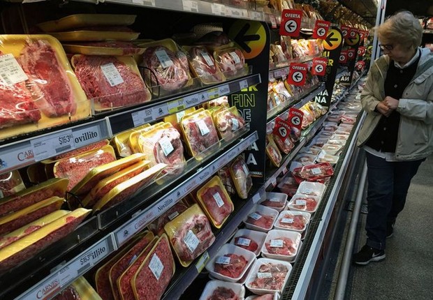 O governo restringiu a exportação de carne e aplicou controles de preços para tentar conter a inflação (Foto: GETTY IMAGES via BBC NEWS)