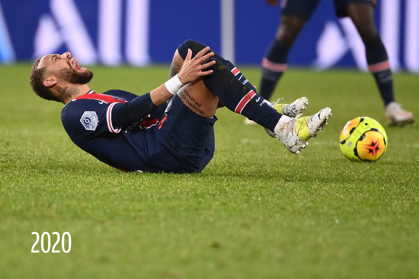 Durante jogo do PSG contra o Lyon, Neymar sofre com problema na tibiotársica e se afasta dos gramados por quase 30 dias — Foto: FRANCK FIFE/AFP