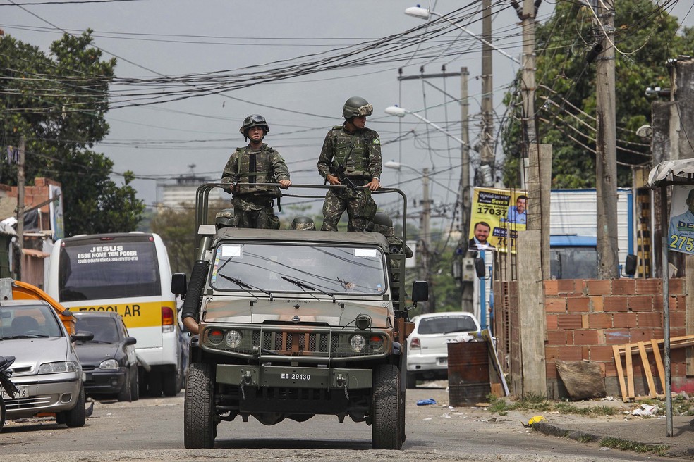 Exército já reforçou policiamento na Maré (Foto: GUSTAVO OLIVEIRA/FUTURA PRESS/ESTADÃO CONTEÚDO)