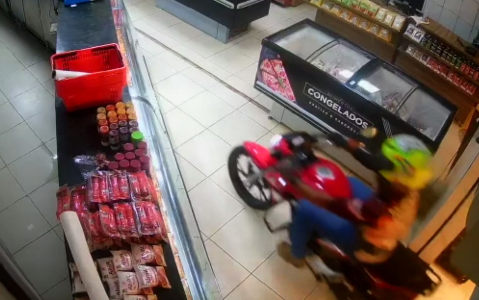 Motociclista entra de moto em açougue, ameaça funcionários e rouba carnes em Goiânia