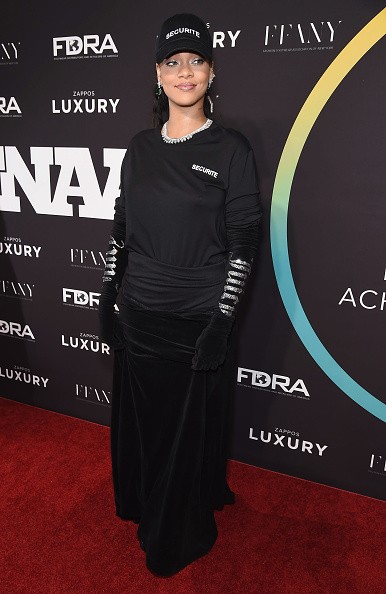 Rihanna cruza tapete vermelho de boné e tênis  (Foto: Getty Images)